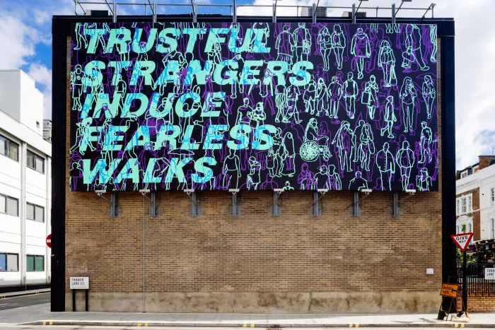 Trustful Strangers Induce Fearless Walks